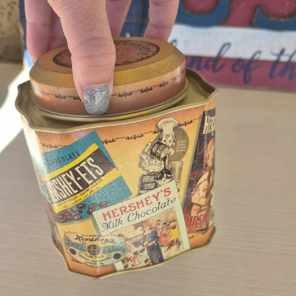 Vintage Tin with Colorful Design - Picture 4 of 6